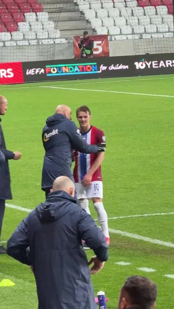 😅什么中学生行为？厄德高下场时，挪威主帅锁头想将他摔翻在地