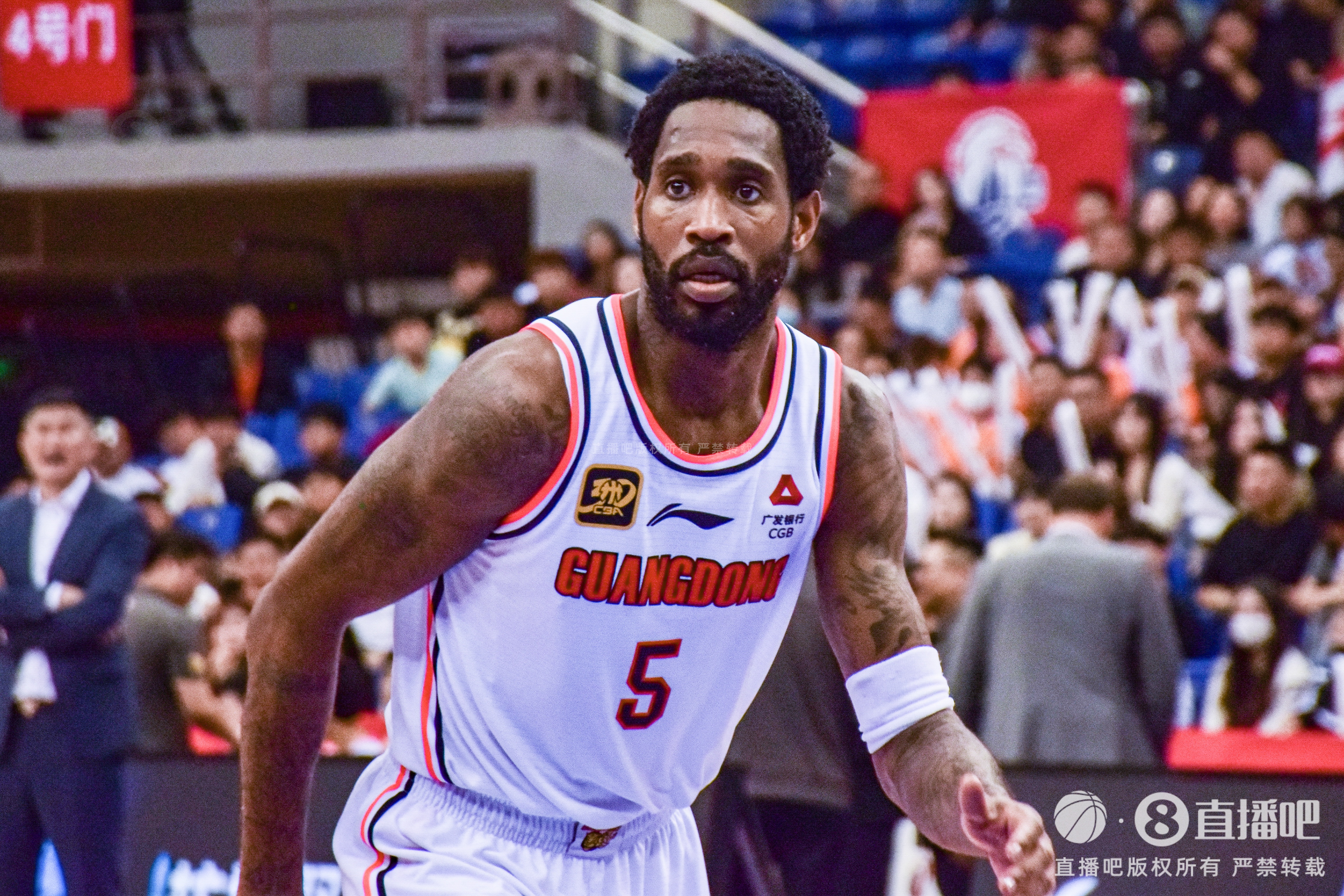 媒体人：广东引援方向问题比钱的问题更大 签阿姆斯和巴顿很离谱