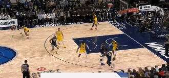 手感低迷！爱德华兹半场14投5中得到12分3板3助1断