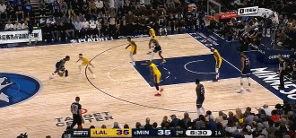 手感低迷！爱德华兹半场14投5中得到12分3板3助1断