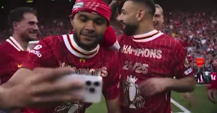 玩嗨了🍺努涅斯准备给萨拉赫倒啤酒，萨拉赫连连推脱但还是被浇