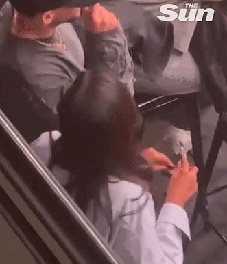 女大三抱金砖！太阳报：鲁本-迪亚斯与女友看比赛，吻女友脖颈