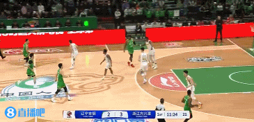 侵略性十足！小巴里-布朗上来就生断赵继伟 反击一条龙上篮！