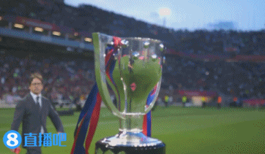 捧杯时刻！巴萨主场举行颁奖仪式，特狮捧起西甲冠军奖杯🏆